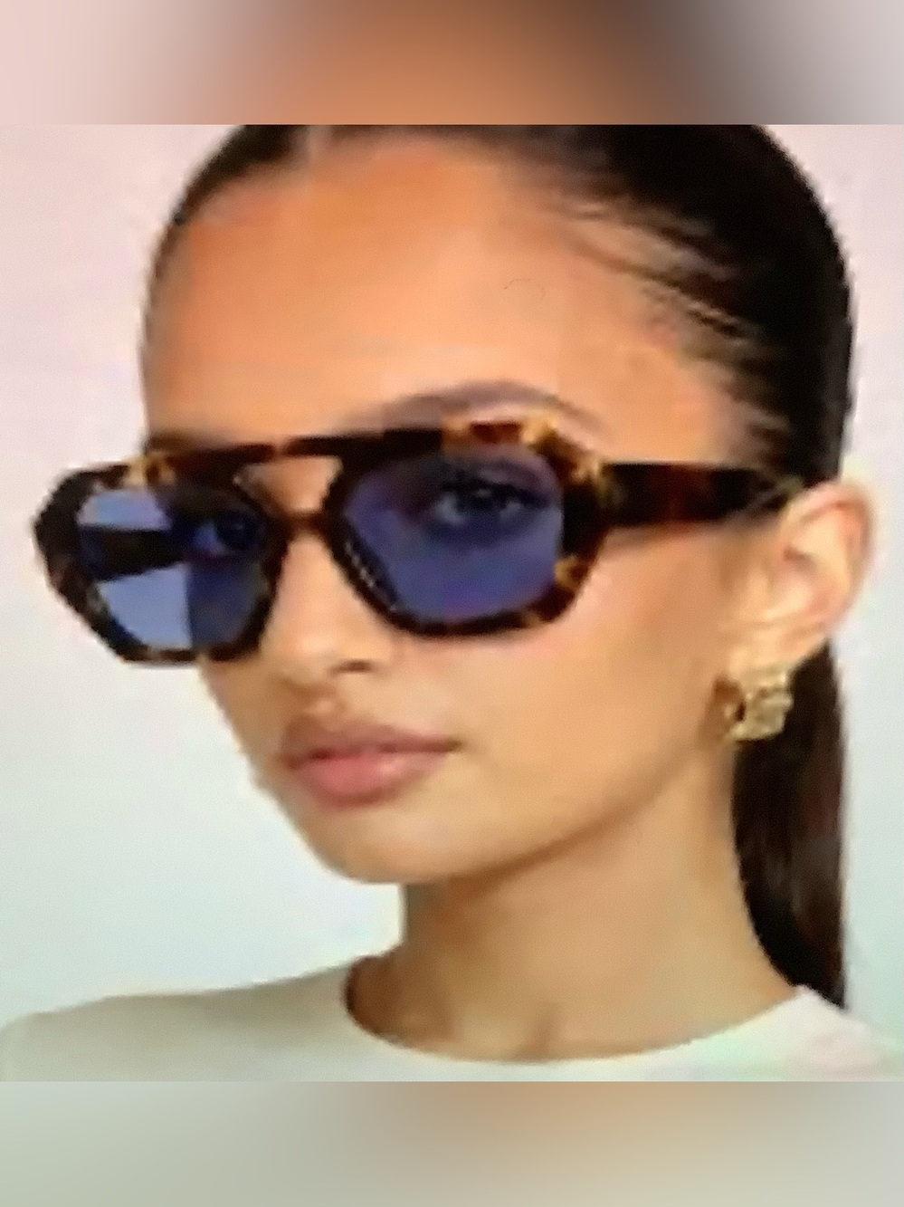 Shows flow polarized square double bridge sunglasses.